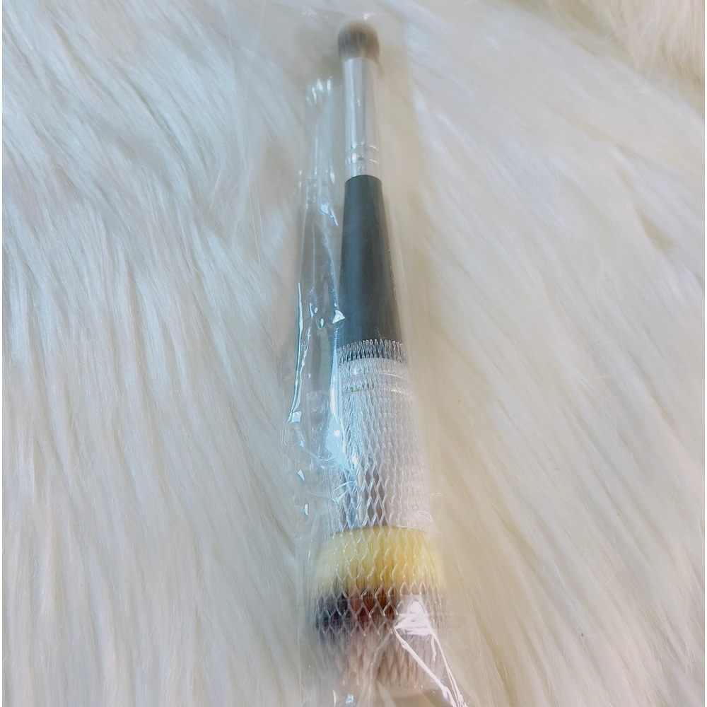 Double Ended Foundation And Concealer Brush - Picture 7 of 9